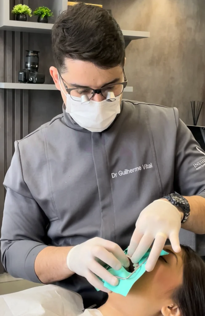 Guilherme Vital realizando atendimento odontológico